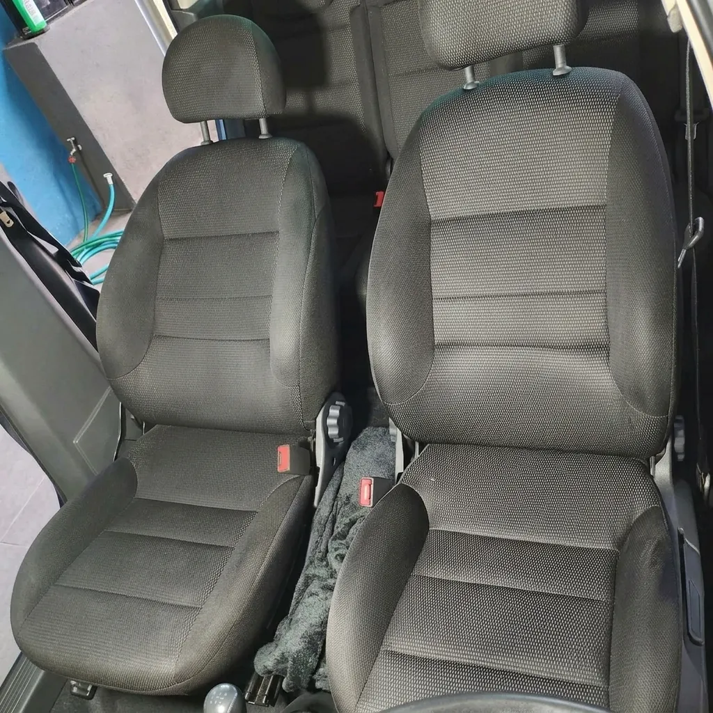 Bancos dianteiros de carro depois da higienização, com tecido limpo e cor uniforme
