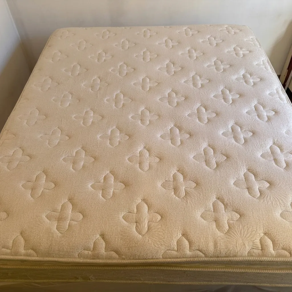 Colchão de casal depois da higienização, com tecido claro e textura renovada