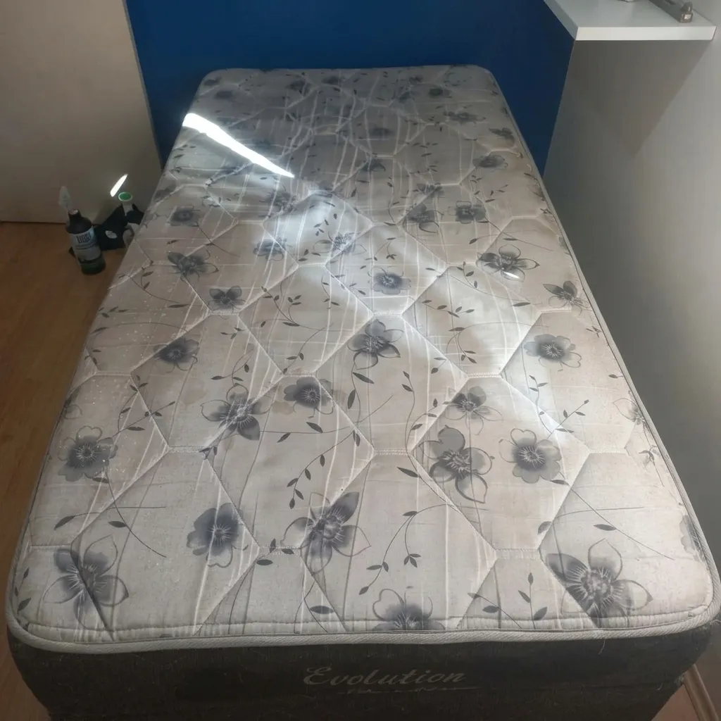 Colchão de solteiro estampado antes da higienização, com tecido opaco e sujeira acumulada