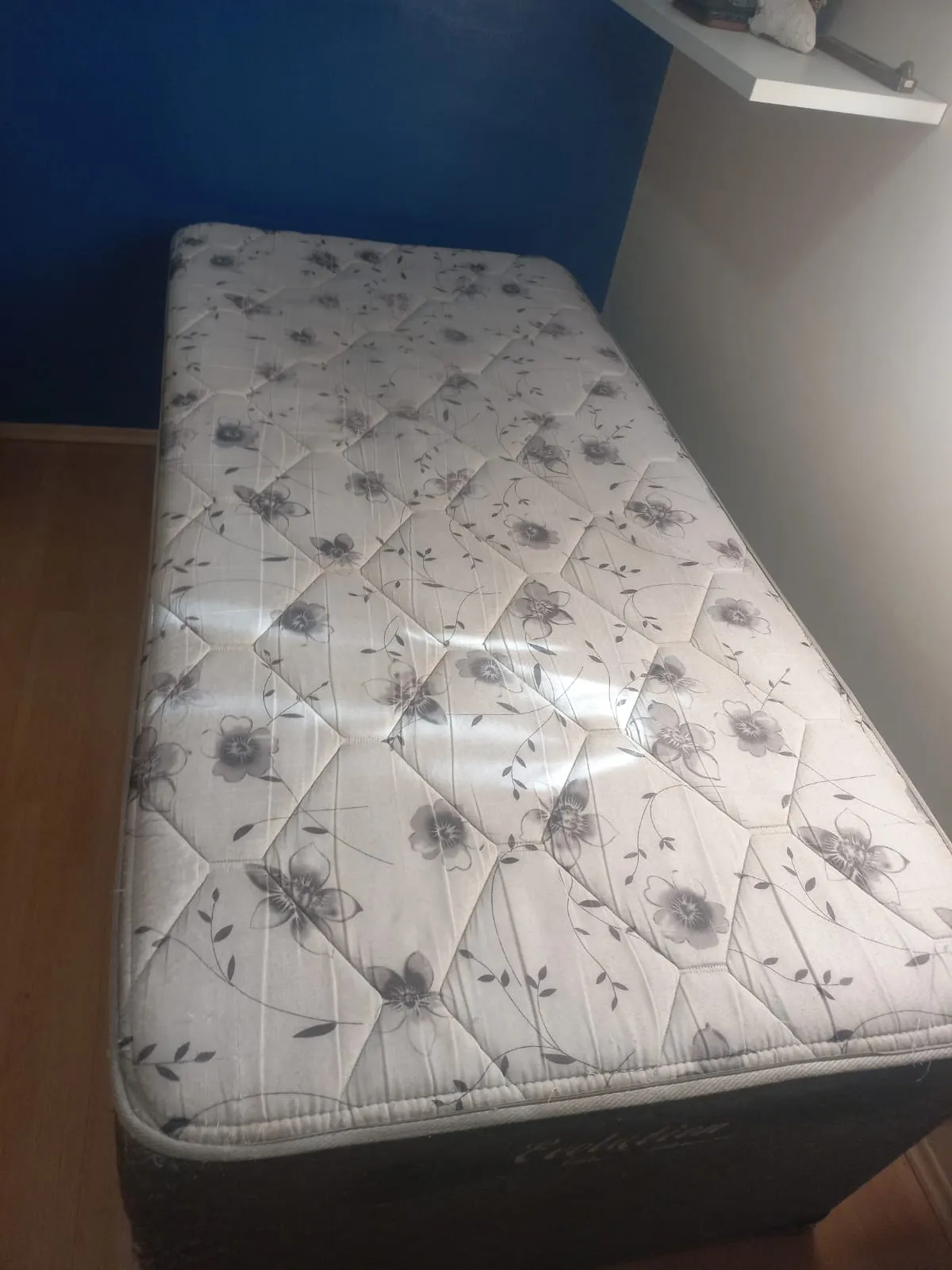 Colchão de solteiro estampado depois da higienização, com estampa revitalizada e tecido limpo