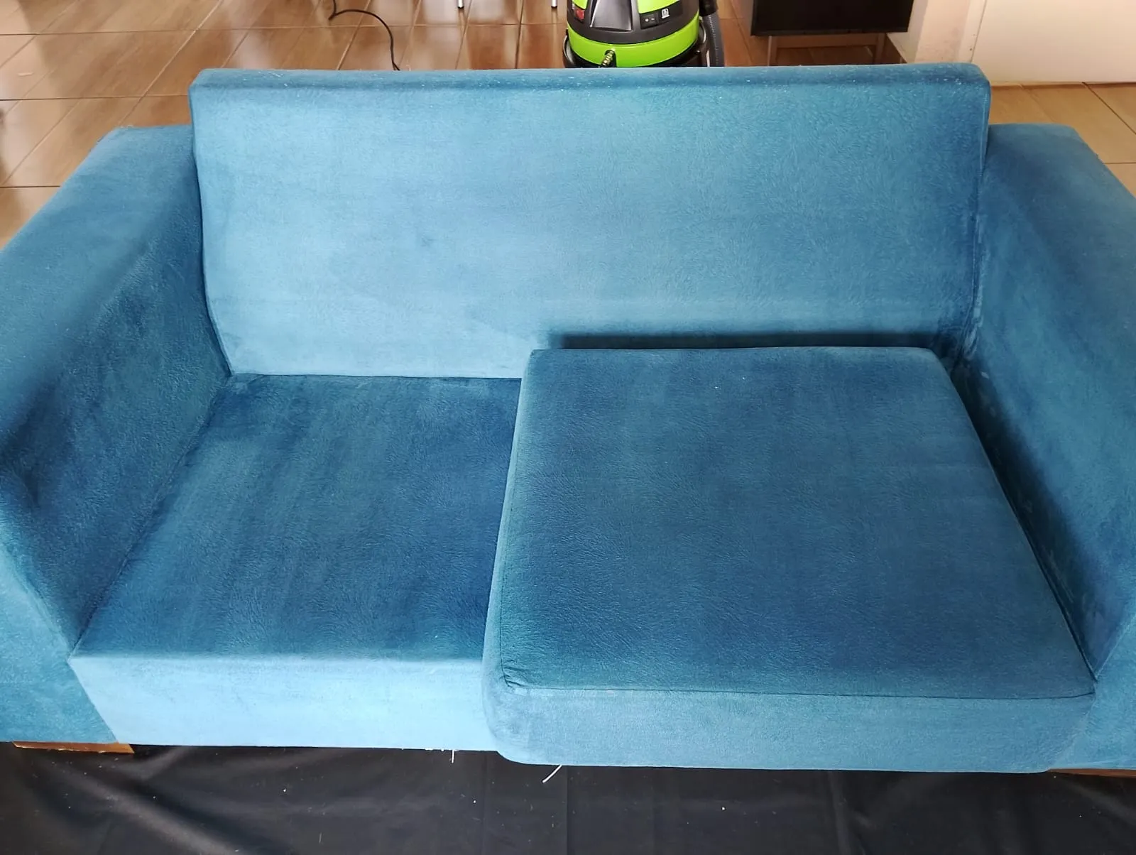 Sofá azul de 2 lugares depois da higienização, com cor original restaurada