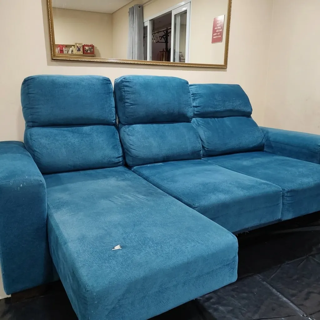 Sofá azul de 3 lugares antes da higienização, com tecido opaco e sujeira aparente