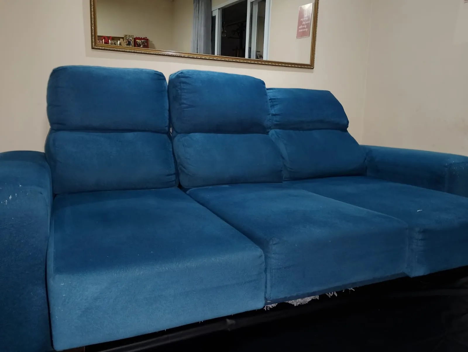 Sofá azul de 3 lugares depois da higienização, com tecido renovado e cores vivas