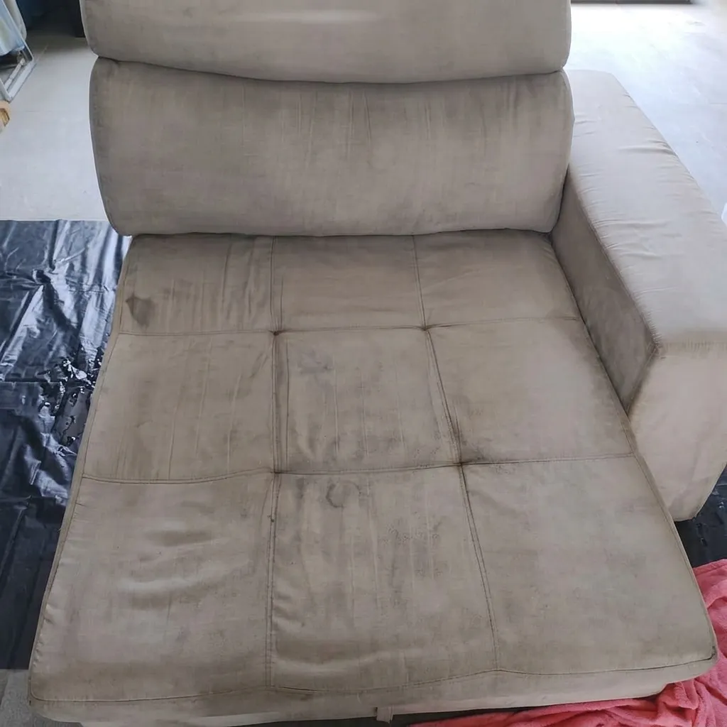 Sofá branco antes da higienização, com manchas visíveis e aspecto amarelado
