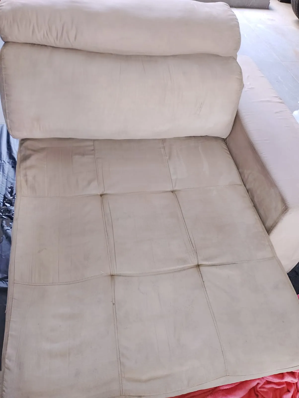 Sofá branco depois da higienização, com brancura restaurada e tecido renovado